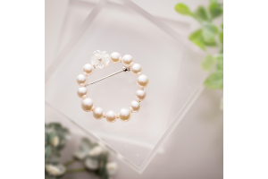 White Bouquet ブローチが再入荷しました。