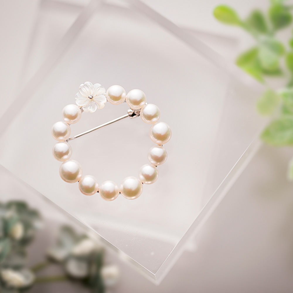 White Bouquet ブローチが再入荷しました。